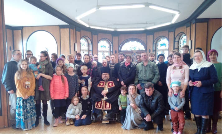 Pfarrer Mitrofan mit seiner Gemeinde in der kleinen Halle des Schlatterhauses in Tübingen, 2018